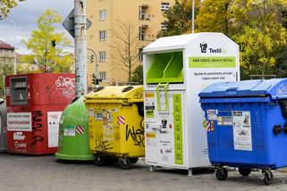 Povinný sběr textilu drhne. Obce platí, ale kontejnery přetékají - Novinky