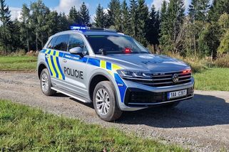 Česká policie představila asi to nejlepší auto ve flotile. Nabušený speciál má zelený maják, drony i plyšového medvídka - Garáž.cz