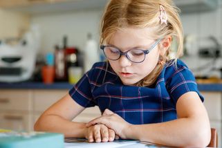 Právě mě lízá líná Líza... Texty v učebnicích zvedají rodiče ze židlí. Kdo tohle schvaluje? Rozhovor s odborníkem - Proženy.cz