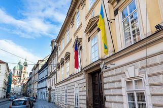 Ukrajinská vlajka na Úřadu vlády i většině ministerstev. Kde ji nevyvěsili - Seznam Zprávy