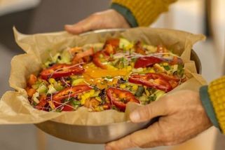 Pečicí papír může uvolňovat nebezpečné chemikálie. Lepší je plech prostě vymazat a vysypat