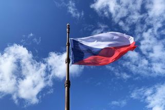 Prapory zavlály, rozdělení na „my“ a „oni“ zůstalo - Médium.cz