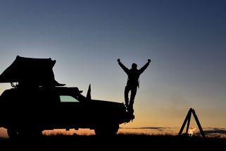 Jak levně na dovolenou? Spát v autě se nesmí zdaleka všude! Někde za to hrozí tučné pokuty - Garáž.cz