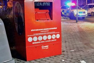 Muž v Plzni uvázl v kontejneru na elektroodpad. Záchranáři ho vytáhli mrtvého - Novinky