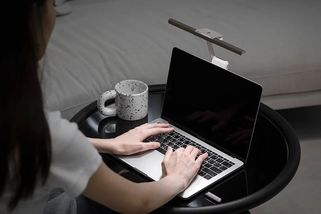 Dokonalá vychytávka, nebo zbytečnost? Chytrá lampička k notebooku v testu překvapila - Novinky