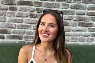 Žena se zdravými zuby si nechala kompletně předělat chrup: Lidem se její „umělý úsměv“ hnusí - Super.cz