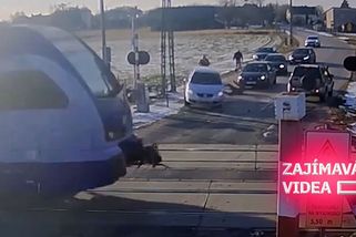 V poslední vteřině vysvobodili auto z kolejiště. Cestou ale srazili cestující | Zajímavá videa
