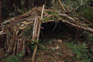 Vojenské triky pro přežití v přírodě i do běžného života: na ránu cukr, vodu získáte z indiánské studánky, močí se zbavíte bakterií