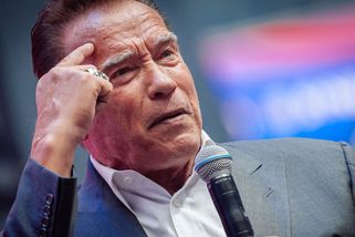 Takto bydlí legendární Arnold Schwarzenegger. Jeho sídlo chodí denně obdivovat miliony fanoušků - Médium.cz