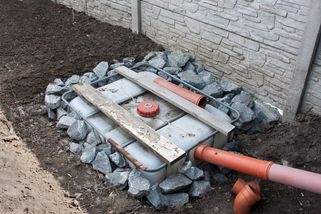 Na zahradě jsem vykopal díru a vložil do ní malou nádrž. Ročně nám to ušetří klidně 15 tisíc korun