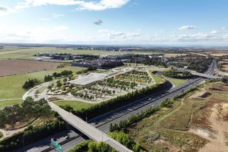 Komplikace pro trať na letiště. Majitel pozemku napadá prospěšnost stavby i platnost EIA