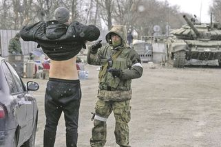 Ukrajinci si hromadně pořizují vlastenecké tetování. Může je ale stát i život - Novinky