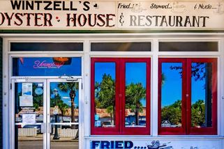 Syn a otec jako první za 50 let splnili podmínku, kdy restaurace naservíruje ústřice zdarma - Novinky