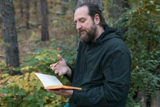 Květy | PŘÍBĚH: Manžel kamaráda podporuje, já v něm vidím parazita. Do našeho vztahu tak přilezl slizký had