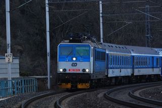 Vlak na Litoměřicku srazil člověka, zraněním podlehl. Provoz na koridoru do Německa stojí