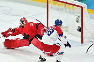 Kdepak šest. Dokonce osm českých hráčů na ledě odhalil záběr při Palátově gólu - Sport.cz