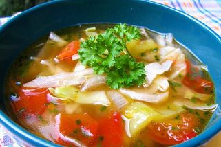 Tukožroutská polévka pro rychlé zhubnutí: Polévka ze zelí, rajčat a cibule pročistí organismus a pomůže shodit pár kil