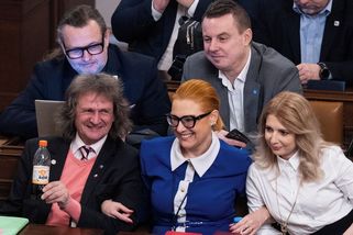 Glosa: Burani ve Sněmovně. Chybí už jen prdící pytlík - Seznam Zprávy