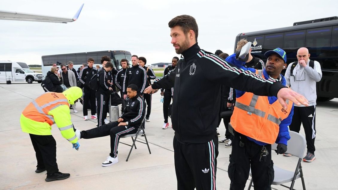 Šokující scény z dějiště MS: Belgičany po přípravě s USA lustrovali na ranveji - Sport.cz