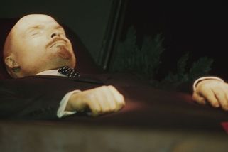 Vyjmout Lenina a připravit místo Imperátorovi. Propagandista předal Putinovi návrh na změny v mauzoleu - Novinky