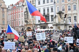 Pavlovi podporovatelé obsadili Staromák: Spor s Macinkou vyhnal do ulic desetitisíce lidí