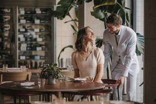 Děláte to taky? Mobil na stole je podle etikety tabu, ale platí to i pro focení jídla?