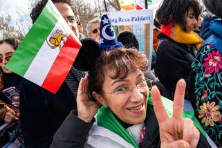 Do ulic západních měst vyšli íránští expati s vlajkami - Novinky