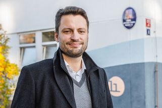 Syn Nerudové se pustil do šéfa pražského ANO Prokopa, který sdílel fotku hůře oblečeného muže v metru s rumem v ruce