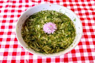 Okurkový salát dle staré receptury. Díky speciální surovině jde k masu, grilování i sekané | Zdraví na talíři