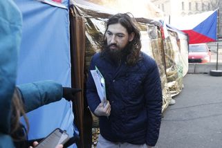 Pod Fialovými okny kempuje rok. Úřad vlády našel způsob, jak ho dostat pryč - Seznam Zprávy