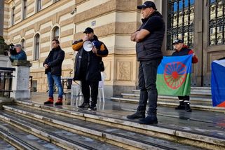 Soudkyně, demisi! Romové se bouřili před brněnským soudem kvůli osvobozujícímu verdiktu nad Ukrajincem - Novinky