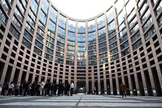 Europoslanci cestovali do Štrasburku, vlak je zavezl do Disneylandu