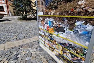 Jak přesvědčit netřídiče. Žďár vystavil na náměstí odpad z popelnic - Novinky
