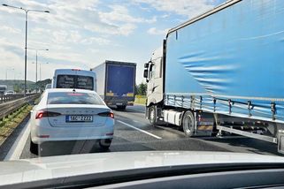 Řidiči stále nedělají záchranářskou uličku, uhýbají, až když vidí majáky. Nejvíce je to vidět ve městech