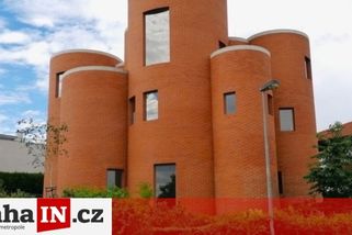 prahain.cz/zivot-ve-meste/praha-neokoukana-jizni-brevnov-aneb-okamuruv-hrad-rezidence-pekarove-a-maly-vatikan-19390.html