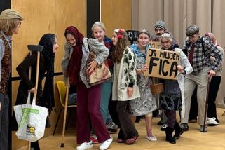 Gymnazisté na večírku parodovali seniory volící Fica, pustil se do nich ministr vnitra - Novinky