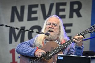 Antikomunista Hutka velebí prezidenta Pavla. Poprvé máme i skutečnou první dámu, říká