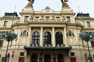 Vinohradské divadlo se opraví za 1,6 miliardy, prodej sousedního Národního domu se propadl na 399 milionů - Novinky