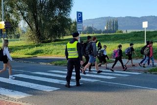 Přes přechod na červenou, ale i mimo přechody a vždy bez pokuty. Známé město rozvolnilo pravidla i kvůli Afroameričanům