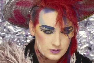 Poznali byste Boy George 40 let od megahitu Karma Chameleon? Vlasy ubyly, vousy přibyly, ale líčí se stále! - Super.cz