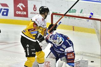 Děsivý úvod zničil Kometu! Třinec jede, výhry slaví Kladno, Vary i Olomouc - Sport.cz