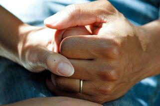 Péče o osobu závislou na péči, a stinné stránky, o kterých se nemluví - Médium.cz