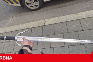 Mladík postávající s meči v Olomouci vylekal kolemjdoucí, přivolali strážníky