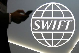 Odstřižení od SWIFT jen pro sedm bank? Česko bude chtít další sankce, řekl Fiala - Novinky