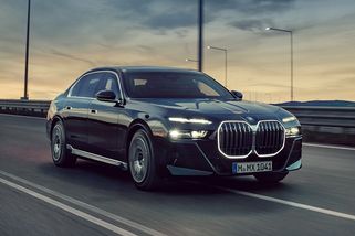 Sto milionů. Obrana nakoupí obrněné limuzíny a auta - Novinky