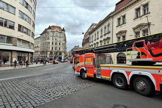 V pražském divadle Komedie vzplála opona. Přes 400 evakuovaných - Novinky