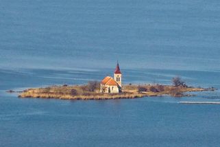 Památkáři chtějí zastavit chátrání kostela uprostřed nádrže pod Pálavou - Novinky