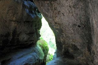 Jeskyně Nedamy. Tajemné pískovcové úkryty ukryté v lesích Kokořínska - Médium.cz
