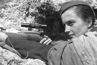 Ljudmila Pavličenková přišla na odvod v hedvábí a na podpatcích. Brzy měla 309 mrtvých na kontě - Médium.cz