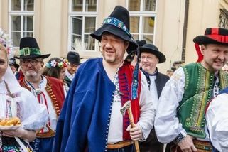 Výměna manželek, nebo reklama na likér z hadrů na podlahu: Němcová se vysmála Okamurovi v kroji